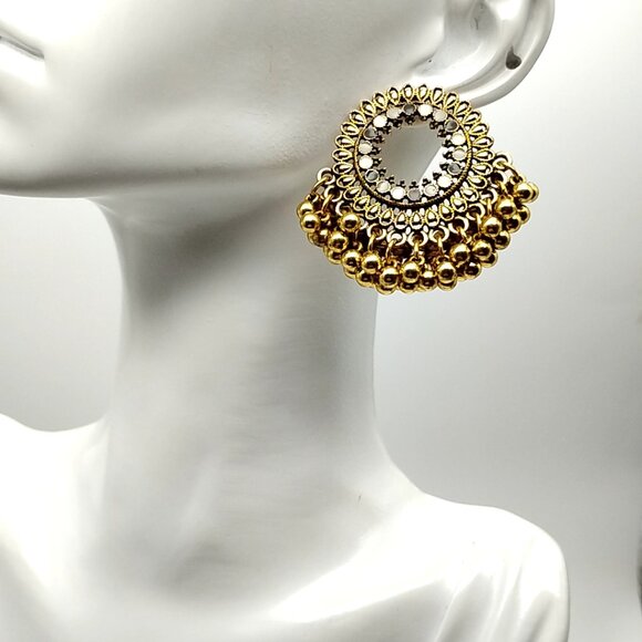 Vintage-style Ornate Round Golden Post-Stud Statement Earrings - Picture 7 of 11